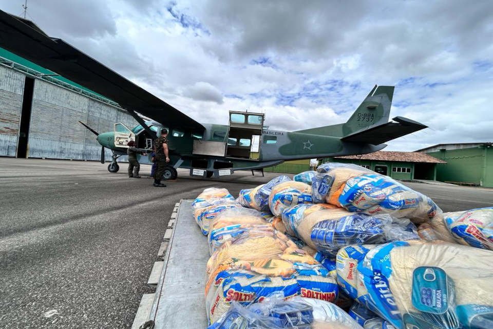 Militares do exército descarregam de avião mantimentos e alimentos para indígenas Yanomami no norte do país, local com forte incidência de desnutrição - Metrópoles