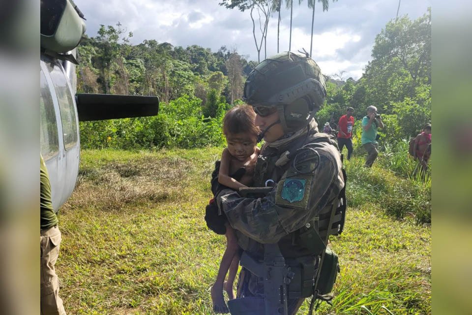 Militar do exército segura no colo bebê yanomami no norte do país, local com forte incidência de desnutrição - Metrópoles