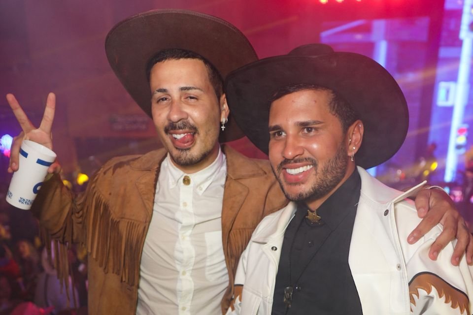 A foto colorida mostra Carlinhos Maia e Lucas Guimarães vestidos de vaqueiros para uma festa