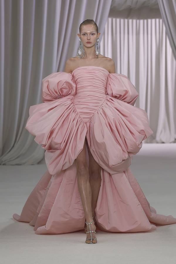 Na passarela, modelo usa vestido rosa com muito volume - Metrópoles