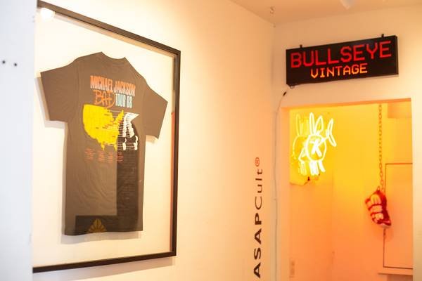 entrada da loja bullseye vintage com placa e camiseta de michael jackson - Metrópoles 
