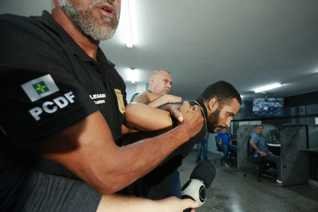 Carlomam, suspeito no envolvimento com as 10 mortes de uma família inteira, se entrega à polícia. Ele chega às 6ª DP, no Paranoá