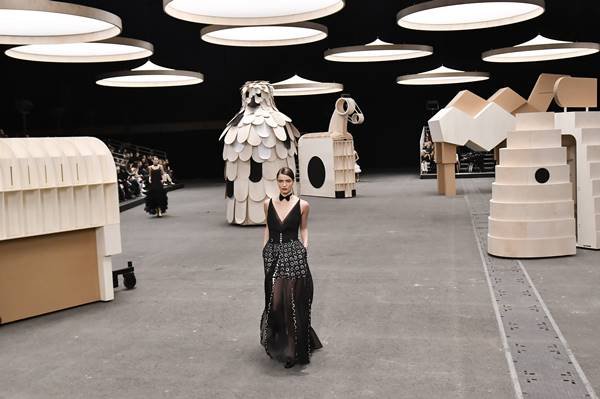 Em desfile da Chanel, modelo desfila em meio a esculturas de animais de madeira - Metrópoles