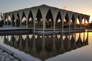 Imagem mostra a feira de Rachid Karameh, projetada por Oscar Niemeyer - Metrópoles