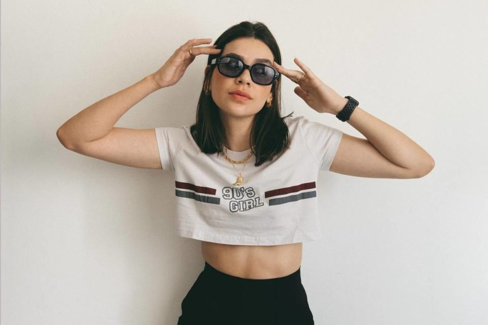 Aline Bahz em foto com óculos, cropped e calça - Metrópoles