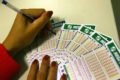 Loterias: imagem colorida mostra mulher preenchendo números em cartelas da Mega-Sena