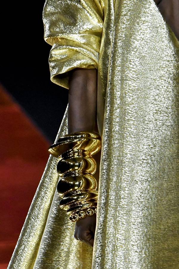 foto de modelo negra com bracelete dourado - Metrópoles 