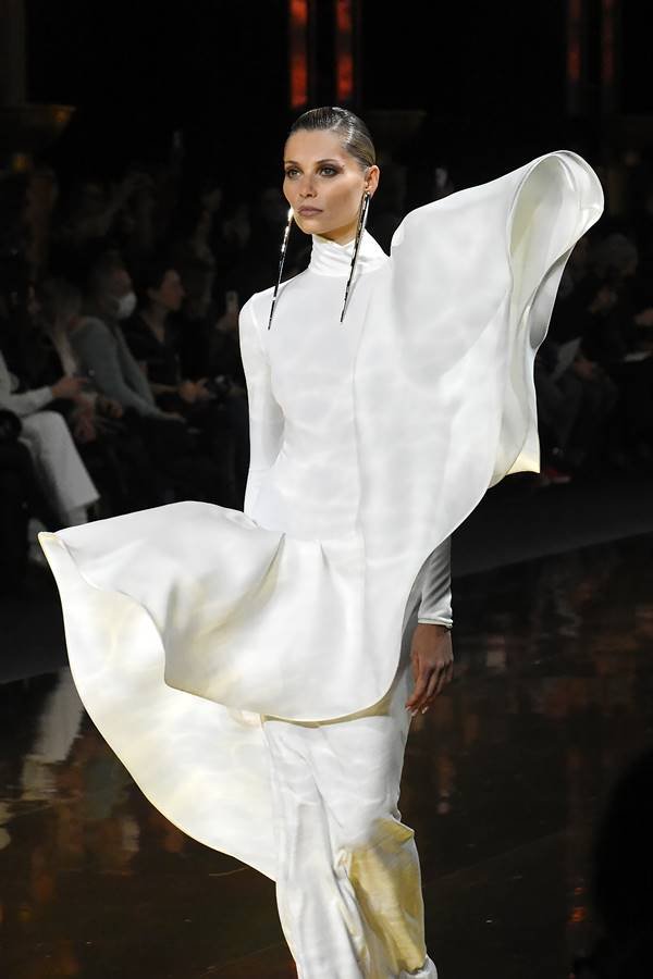 Modelo branca usa vestido com assimetrias esculturais - Metrópoles 