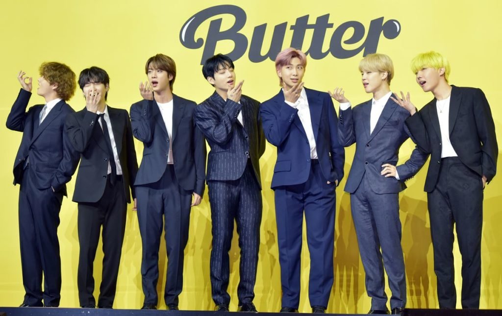Na imagem com cor, integrantes do grupo de K-pop, BTS - Metrópoles