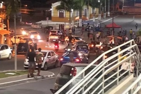 carros de polícia, pessoas e confusão em praça de pernambuco - metrópoles