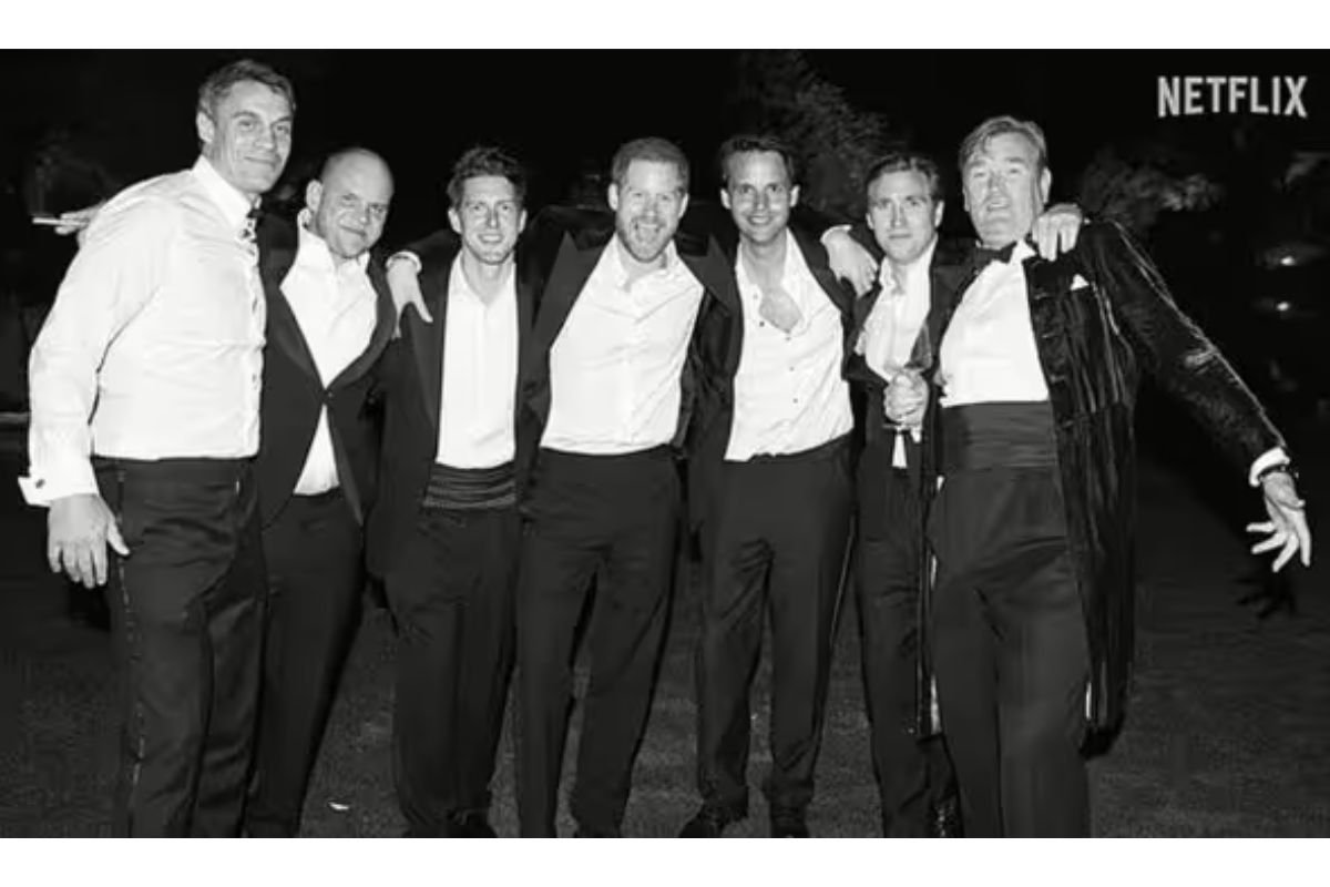 Foto em preto e branco de sete homens brancos, vestidos com ternos e posando para foto - Metrópoles
