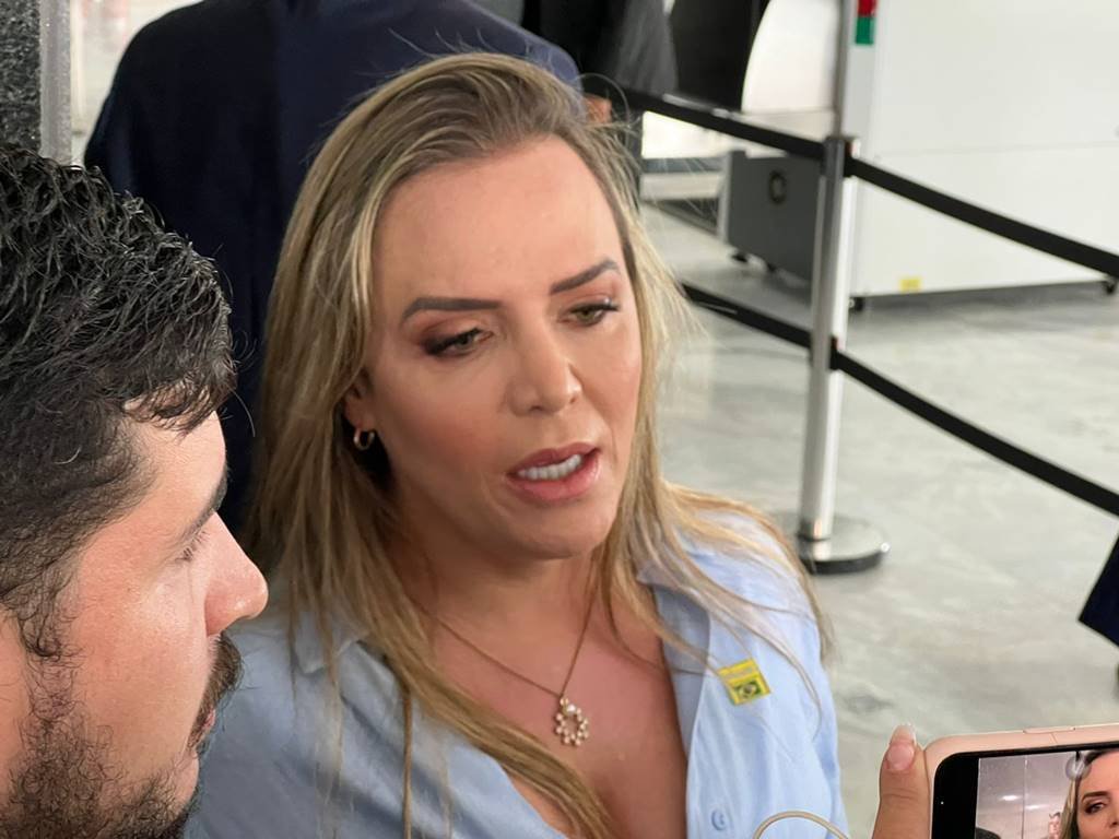 Governadora em exercício Celina Leão, do DF, fala com jornalistas antes de encontro com outros governadores e o presidente Lula, no Palácio do Planalto - Metrópoles