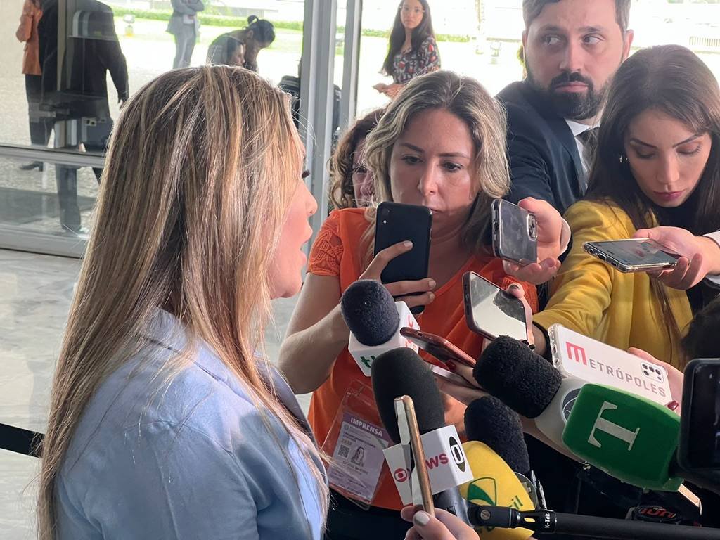 Governadora em exercício Celina Leão, do DF, fala com jornalistas antes de encontro com outros governadores e o presidente Lula, no Palácio do Planalto - Metrópoles