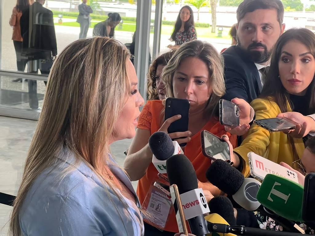 Governadora em exercício Celina Leão, do DF, fala com jornalistas antes de encontro com outros governadores e o presidente Lula, no Palácio do Planalto - Metrópoles