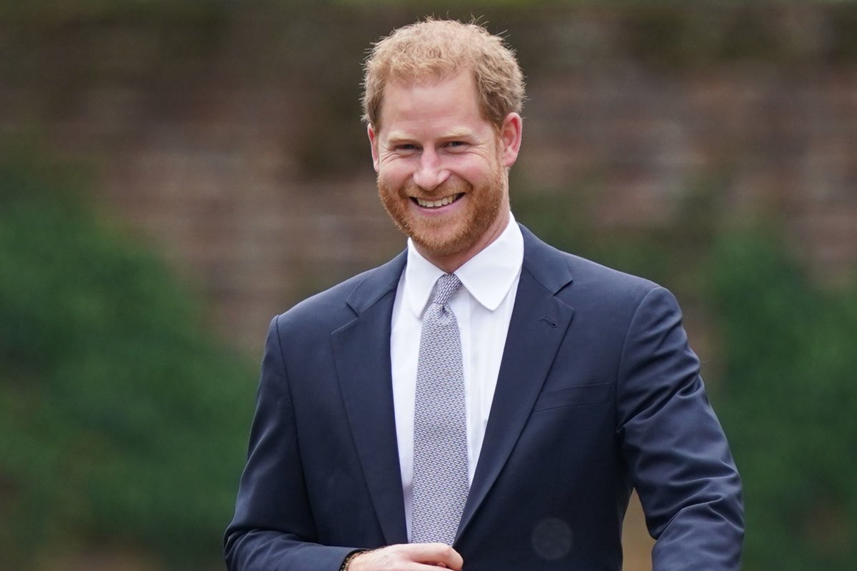 Prince Harry returns to England for important wedding