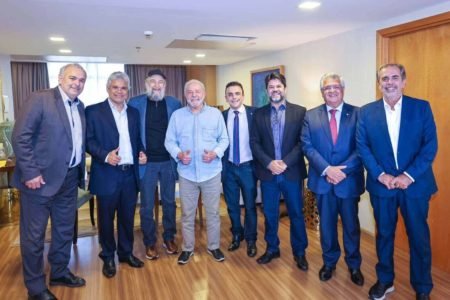 Lula posa ao lado de lideranças do Partido Verde (PV)