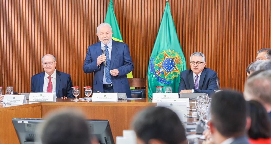 Reunião do presidente Lula com os 27 chefes do executivo nacional no Palácio do Planalto para tratar de demandas dos estados.  Na imagem, Lula fala em ponta de mesa ladeado por Alckmin e Alexandre Padilha - Metrópoles