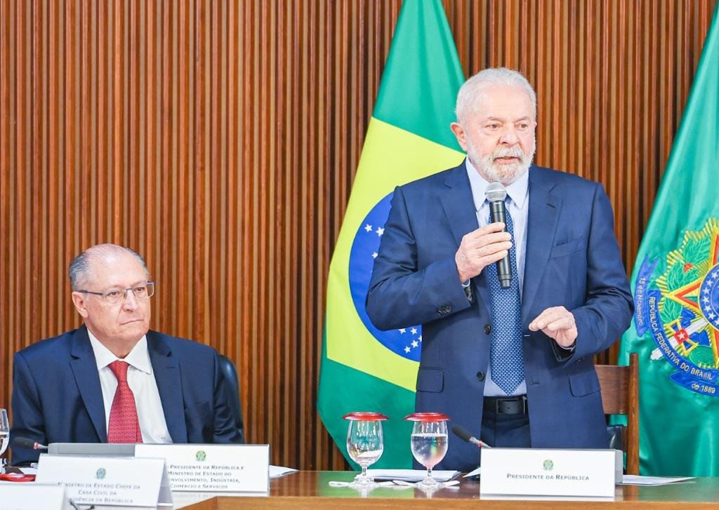 Reunião do presidente Lula com os 27 chefes do executivo nacional no Palácio do Planalto para tratar de demandas dos estados.  Na imagem, Lula fala em ponta de mesa ladeado por Alckmin e Alexandre Padilha - Metrópoles