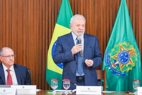 Reunião do presidente Lula com os 27 chefes do executivo nacional no Palácio do Planalto para tratar de demandas dos estados. Na imagem, Lula fala em ponta de mesa ladeado por Alckmin e Alexandre Padilha - Metrópoles