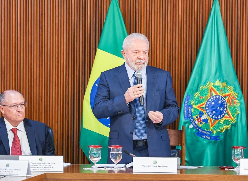 Reunião do presidente Lula com os 27 chefes do executivo nacional no Palácio do Planalto para tratar de demandas dos estados.  Na imagem, Lula fala em ponta de mesa ladeado por Alckmin e Alexandre Padilha - Metrópoles