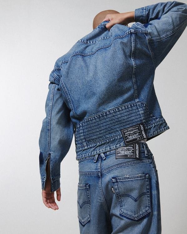 Homem posando em editorial de moda, usando roupas jeans - Metrópoles