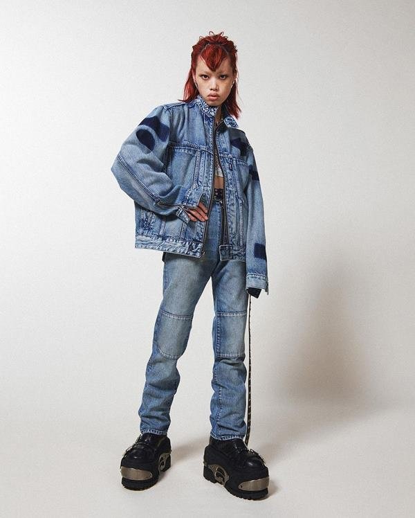 Mulher posando em editorial de moda, usando roupas jeans - Metrópoles