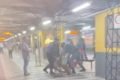 Imagem mostra quadro de um vídeo em que um homem aparece sendo espancado por vigilantes - Metrópoles