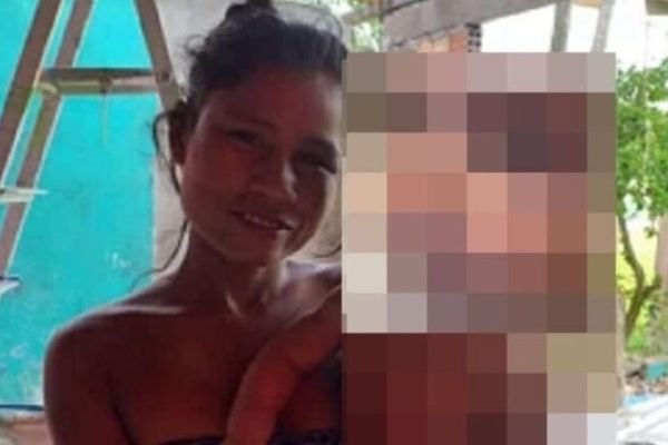 Foto de mulher encontrada morta com faca cravada nas partes íntimas