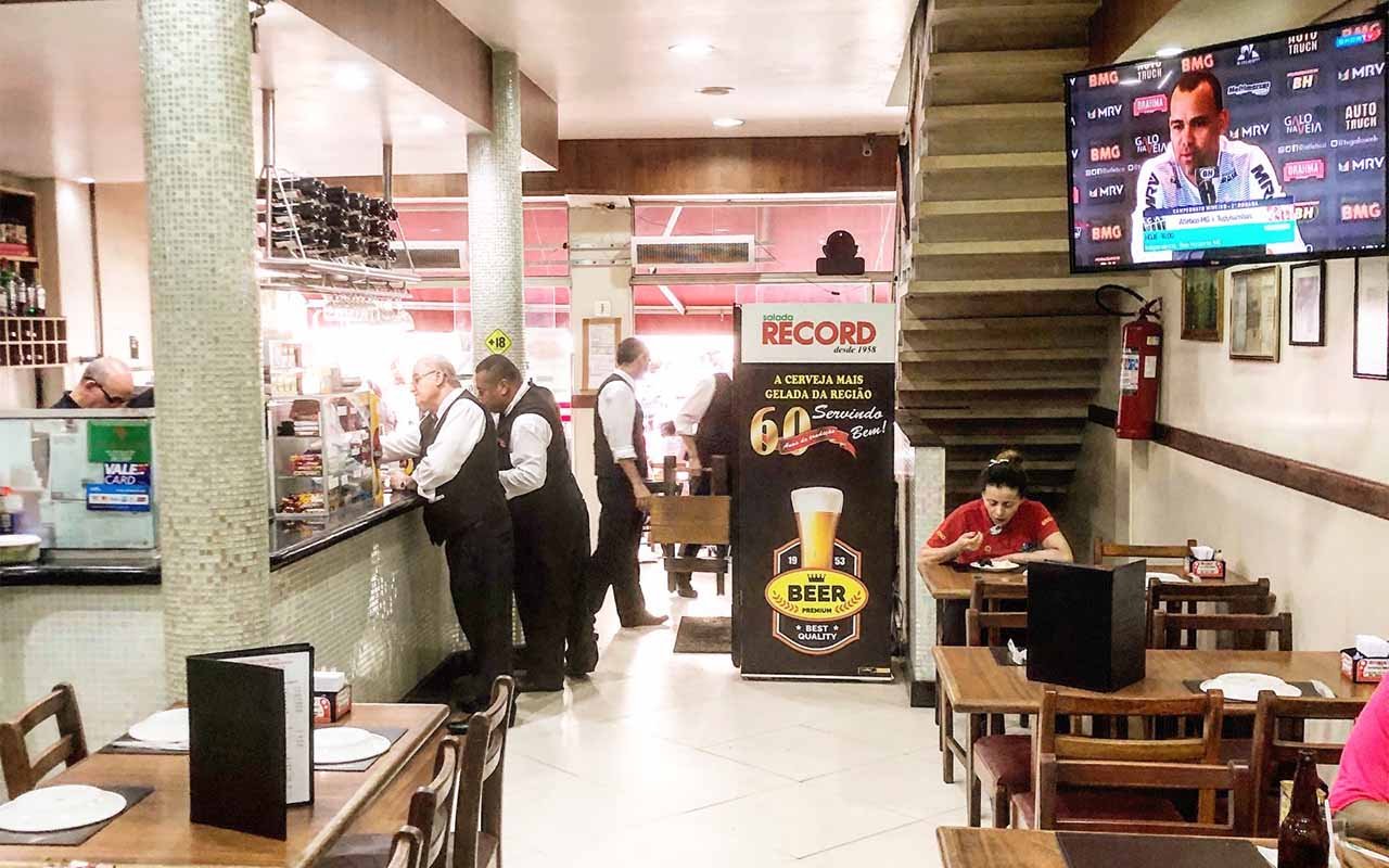 Salão do restaurante Salada Record, em São Paulo