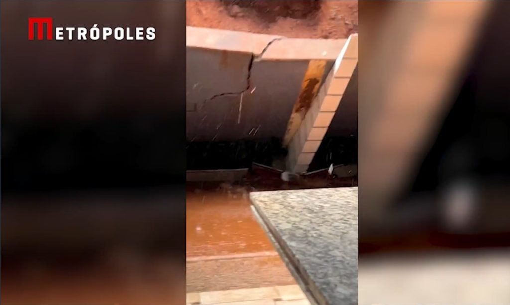 Morador de condomínio de luxo na Grande SP fez um vídeo do momento em que o muro de uma casa vizinha desaba sob sua piscina e quintal