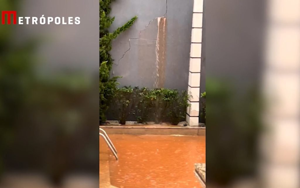 É possível ver que a água começa a vazar do muro da mansão de cima