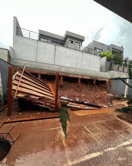 Muro desaba em condomínio de luxo em SP e assusta moradores