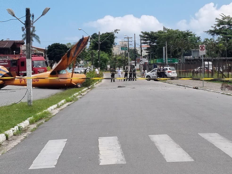O piloto era o único tripulante da aeronave e não se machucou com a queda do avião
