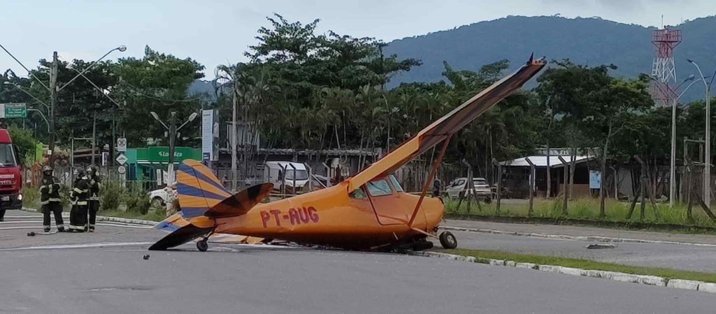 Um avião de pequeno porte caiu no início da tarde deste sábado (28/1) próximo ao Aeroporto Estadual de Ubatuba