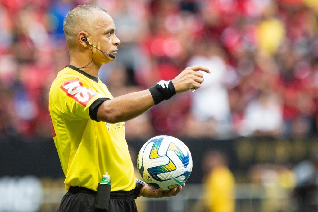 Em ofício, Flamengo pede à CBF afastamento de árbitros da Supercopa