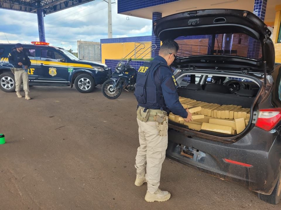 PRF apreende 300 kg de maconha em porta-malas de carro no Entorno ...