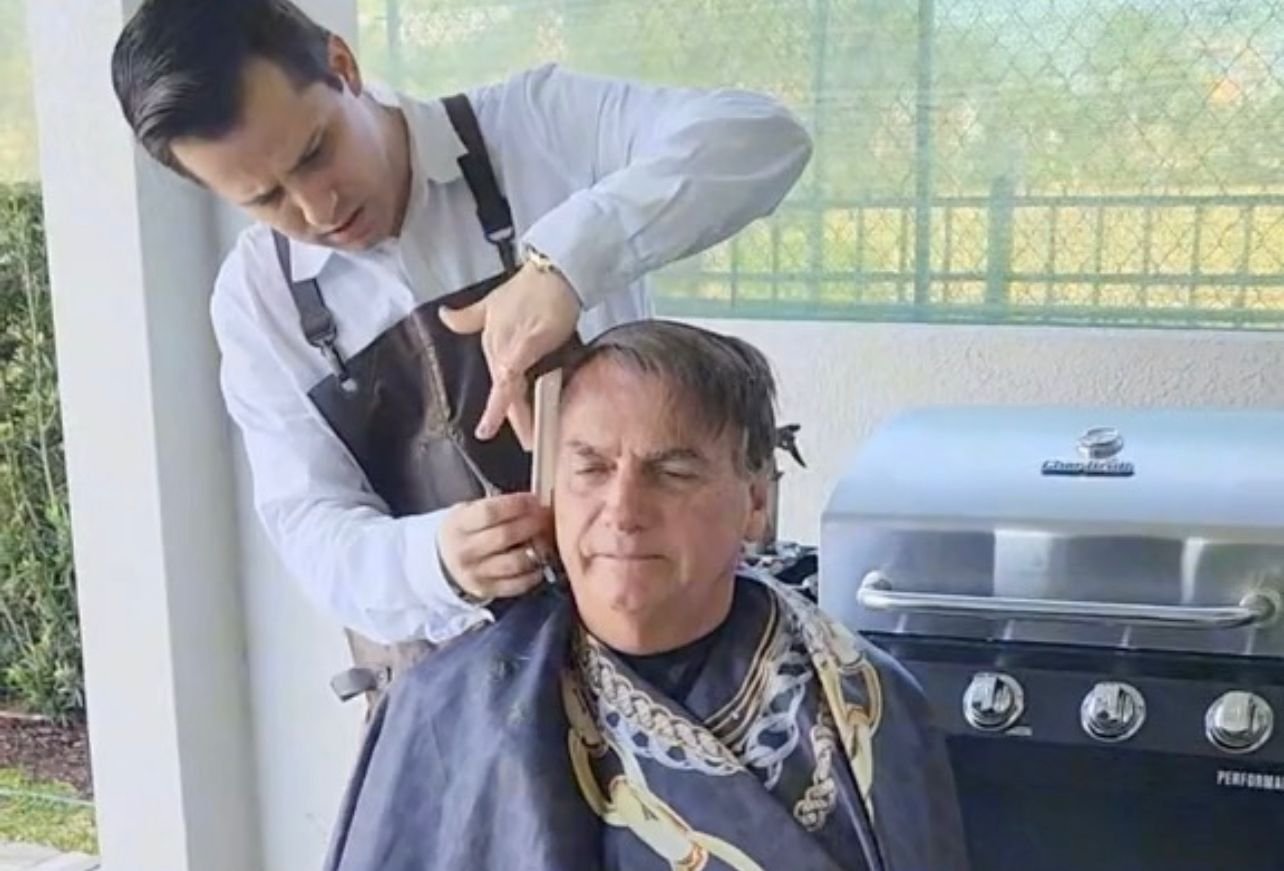 Vídeo: Bolsonaro dá tapa no visual e cabeleireiro diz: “Vou deixar igual ao Neymar”