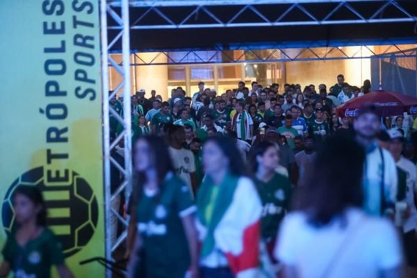 Torcedores do Palmeiras deixam Estádio Mané Garrincha