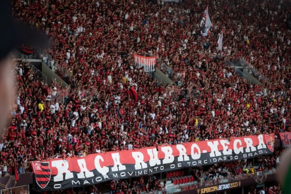 Flamengo chega na madrugada a Brasília para clássico contra o Santos