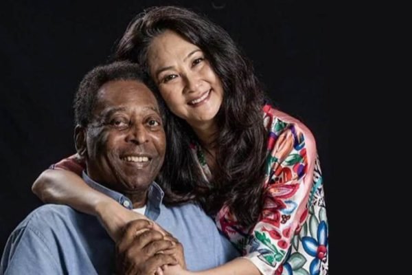 Imagem mostra Pelé abraçado a Marcia Aoki