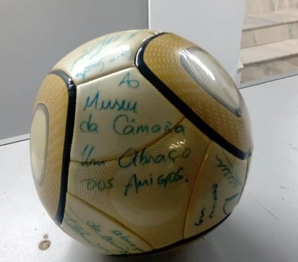 Bola autografada por Neymar estava desaparecida desde 8/1