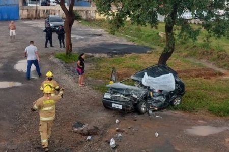 Fotografia colorida mostra carro com frente destruída após acidente