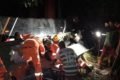 bombeiros atuando no resgate de onibus que caiu de ponte - metrópoles
