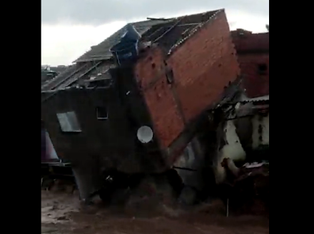 Vídeo: casa desaba em córrego durante chuva em SP