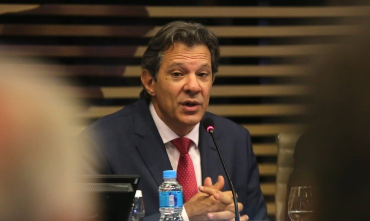 O ministro da Economia, Fernando Haddad, fala em palestra na FIESP, em São Paulo. Ele aparece falando sentado diante de microfone - Metrópoles