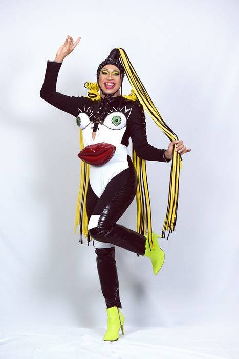 Foto colorida da drag queen Ravena Creole - Metrópoles