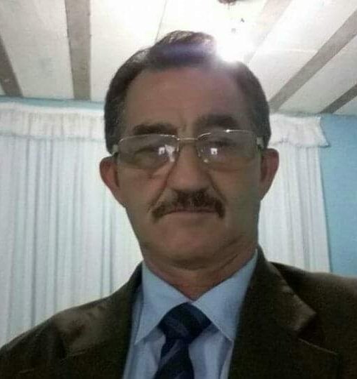Idoso de bigode e óculos