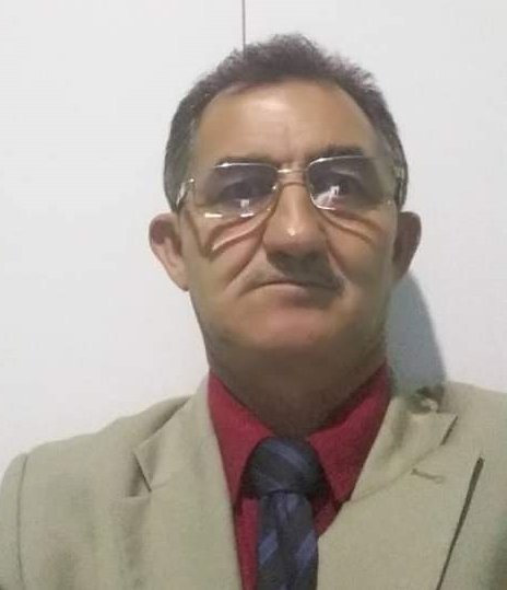 Idoso de terna bege e óculos