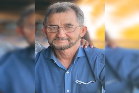 Homem de barba e camisa azul