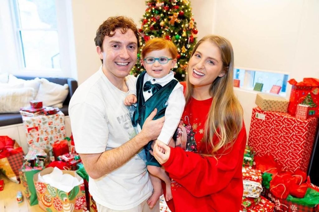 Meghan Trainor e Daryl Sabara com filho Riley, de um ano, no colo - metrópoles